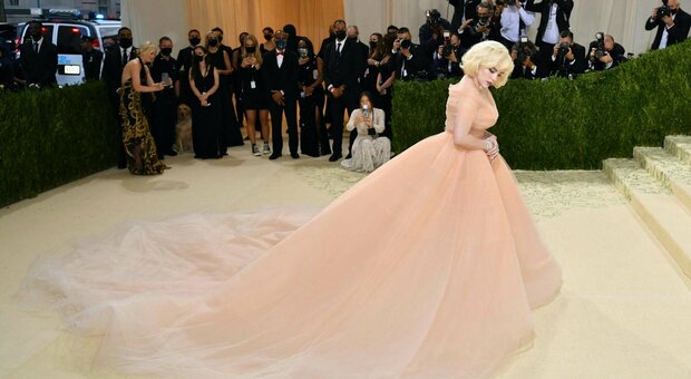 Met Gala 2021, Billie Eilish come Marilyn Monroe: l'abito è la copia di un vestito del 1951