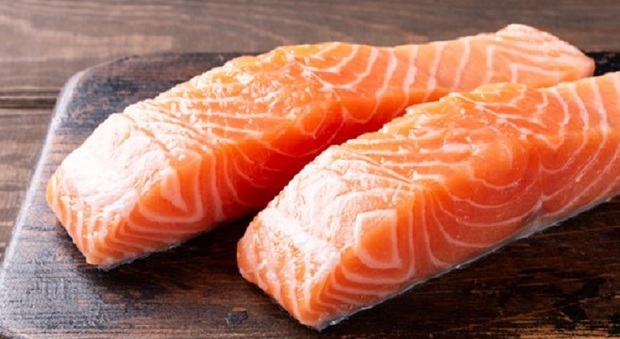 Tumore alla pelle, lo studio avverte: «Mangiare pesce due volte a settimana aumenta il rischio»