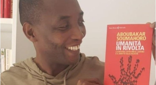 Soumahoro: «Come mi sono mantenuto in questi anni? Ho scritto un libro»