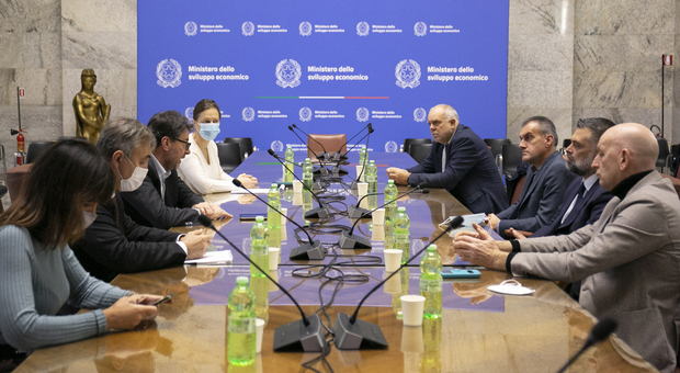 I parlamentari bellunesi e il ministro Giancarlo Giorgetti durante l'incontro al Mise