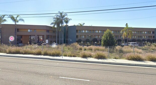 Stati Uniti, uomo armato barricato con ostaggi dentro l'hotel Travel Lodge in California