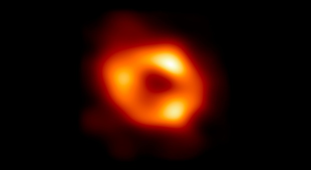 Spazio, fotografato per la prima volta Sagittarius A il buco nero al centro della via Lattea: «È 4 milioni di volte più grande del sole»
