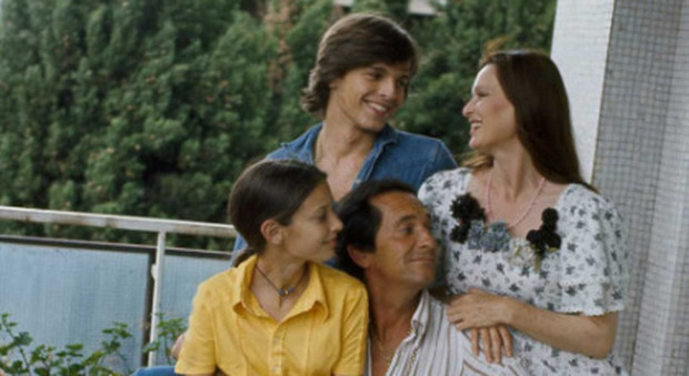 Miguel Bosé e la sua infanzia schiacciata dai miti del padre asso dei toreri e la madre star del cinema: «Papà temeva diventassi gay»