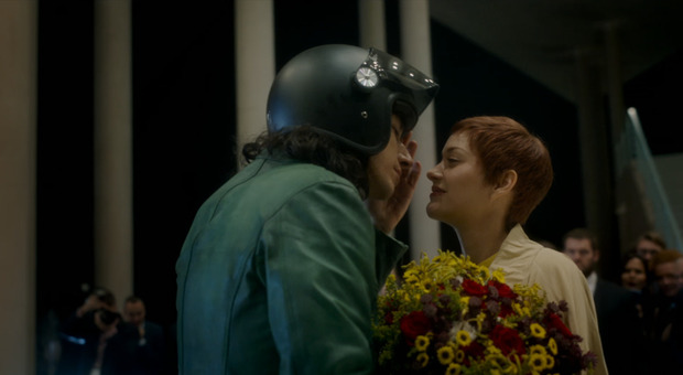 Adam Driver e Marion Cotillard nel film "Annette" di Léos Carax