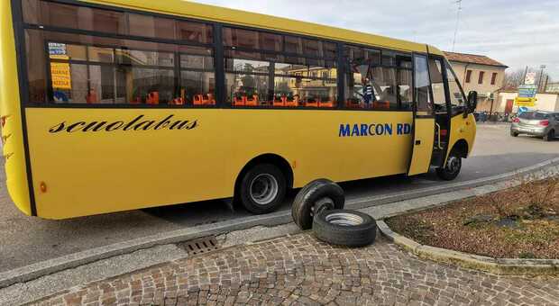Lo scuolabus azzoppato: ha perdo le due ruote posteriori in corsa e si è fermato davanti al municipio di codognè