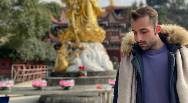 Ragazzo di 29 anni trovato morto a Shanghai, la mamma: «Chi sa qualcosa parli, mi aiuti». Marcello Vinci scriveva: «Voglio che sia ultimo anno in Cina»