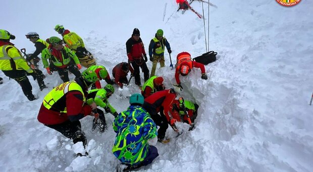 Val di Fassa, si stacca una valanga vicino a passo San Nicolò: travolta una comitiva di scialpinisti, uno morto