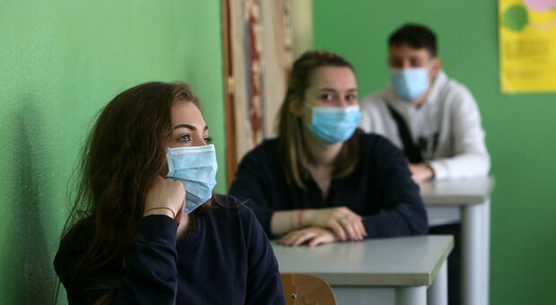 Maturità, il sottosegretario all'Istruzione: «L'esame sia senza mascherine, facciamo respirare studenti e insegnanti»