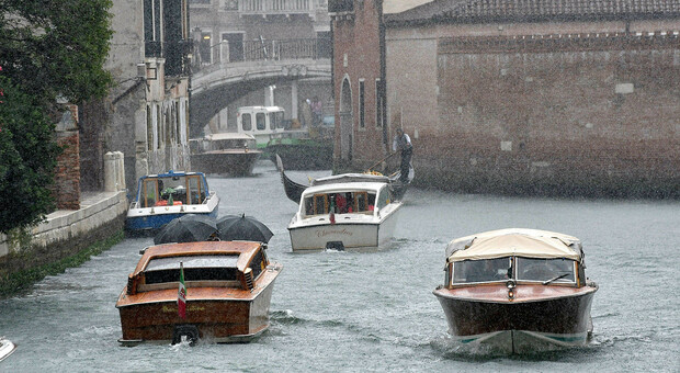 Alcuni taxi in transito nel trafficato Rio Novo a Venezia