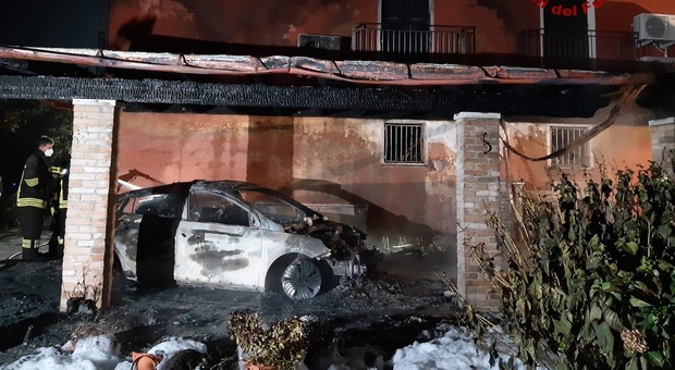 A fuoco la pompeiana in giardino: distrutte tre auto e una barca Foto