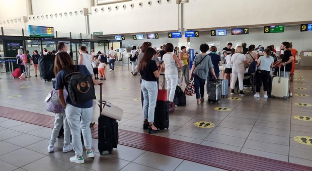 Aeroporto Canova nel caos, i voli in ritardo