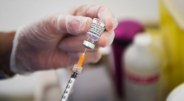 Soluzione fisiologica ai pazienti al posto del vaccino anti Covid, medico di base indagato