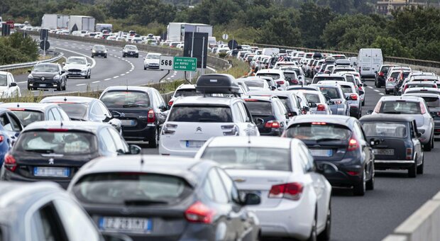 Traffico, arriva il "weekend dell'esodo": bollino nero su autostrade e temperature roventi ma 4 italiani su 10 partono comunque