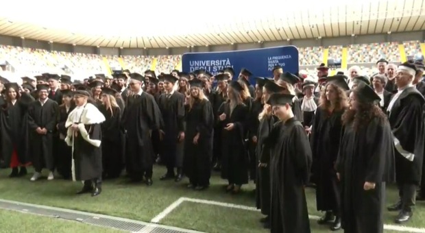 Oltre 800 neodottori, la festa dei laureati riempie di sorrisi la Dacia Arena