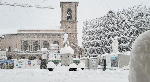 Piazza San Benedetto a Norcia sotto la neve