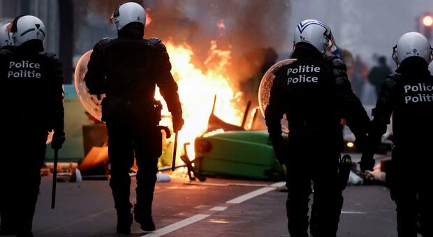 Bruxelles, scontri al corteo anti-Covid. Petardi contro la polizia, gli agenti usano gli idranti. Diversi arresti