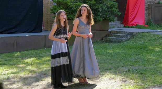 Un momento dello spettacolo messo in scena dagli studenti del Venezze nei giardini delle Due Torri