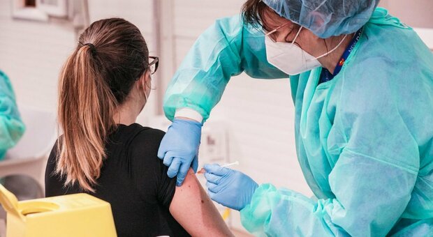 Vaccino, l'Aifa: «Non ci sarà la quarta dose, si andrà verso un richiamo annuale». L'idea del Covid come influenza