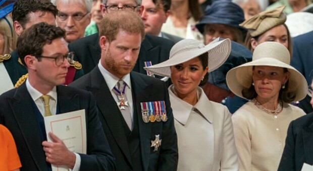 Harry e Meghan mai più in Inghilterra? Le freddezza della Regina Elisabetta e la "buca" di William e Kate. «Sono infuriati»