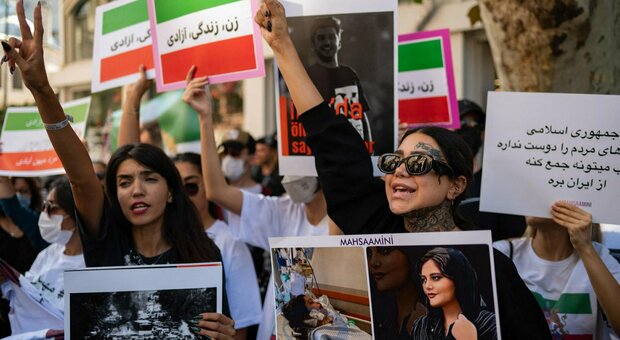 Mahsa uccisa in Iran, raccolta di ciocche di capelli per protesta: saranno inviate al Consolato