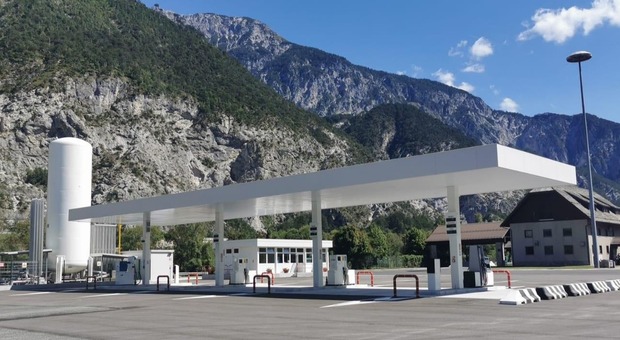 Carburante, maxi sconto solo ai comuni vicini alla Slovenia. Ma la montagna non ci sta: «Vogliamo le stesse opportunità»