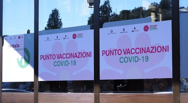 Brescia, due bottiglie incendiarie contro il centro vaccinale: bruciata una delle tensostrutture