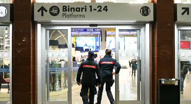 Roma, minacciata di sera con il coltello alla stazione Termini. «Erano 2 stranieri, aggredita per 20 euro»