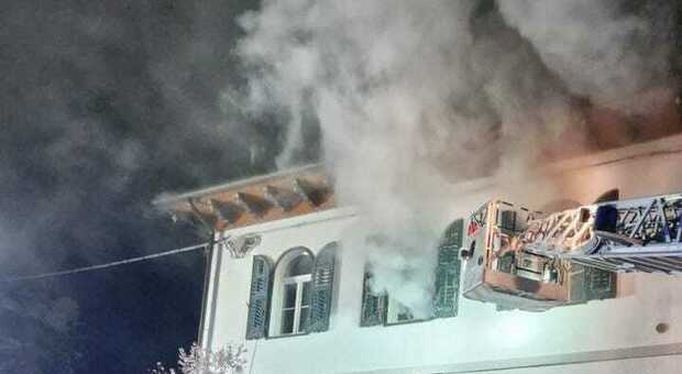 Incendio distrugge due appartamenti: ricoverata una 35enne per intossicazione