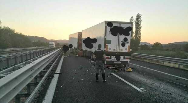 Doppio tamponamento tra mezzi pesanti sull'A1 tra Orvieto e Fabro. Due feriti