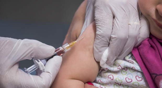 Bambino dato per morto a causa del vaccino è vivo e denuncia i no-vax