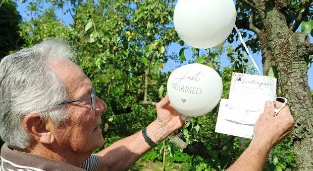 Gli anziani di Riese Pio X hanno trovato dei palloncini nuziali nel proprio giardino