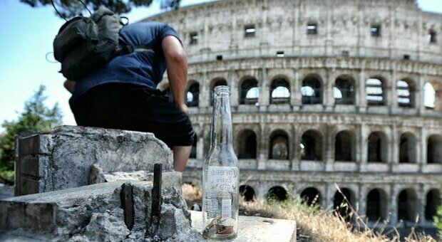Roma, turisti si arrampicano sul Colosseo per bere una birra: multa da 800 euro