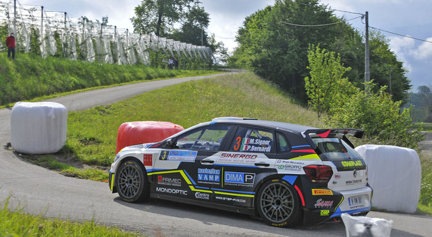 La Polo R5 di Marco Signor e Patrick Bernardi in azione al Rally Bellunese 2021 che vinsero: è l'ultima edizione corsa