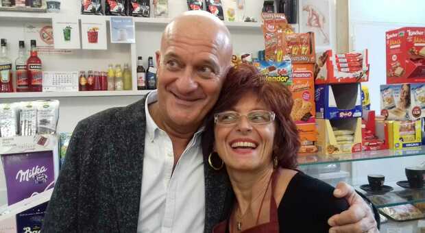 Susanna Sartore, una delle due ex bariste, con Claudio Bisio