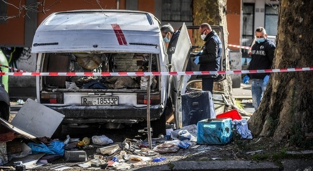 Roma, trovato corpo semi carbonizzato in un camper: choc in via Angelo Emo