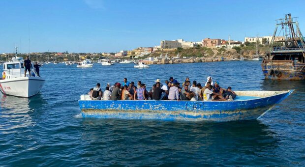 Migranti, nuovi sbarchi in Calabria. Salvini: «Ci vuole qualcuno che torni a difendere confini»