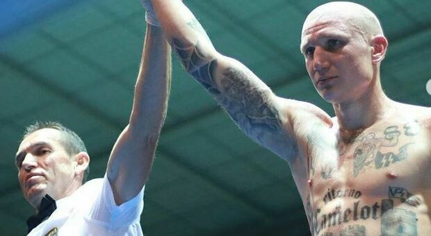 Michele Broili, il pugile con i tatuaggi nazisti: polizia giudiziaria al lavoro