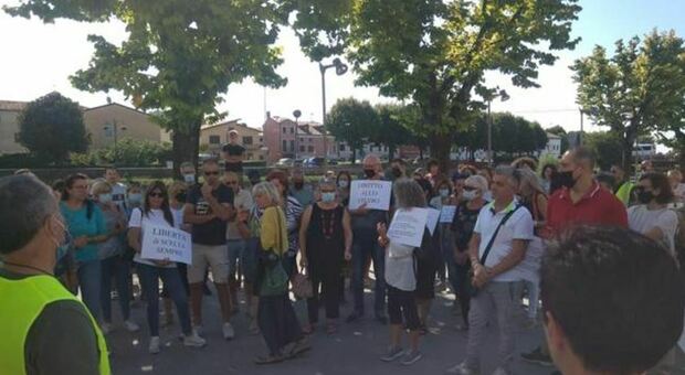 Una cinquantina di persone in centro a Concordia per manifestare solidarietà al loro medico di base no vax