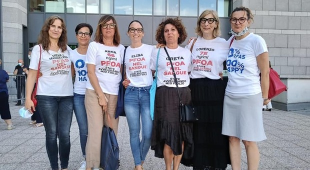 Alcune delle "mamme no pfas" che hanno manifestato davanti al tribunale di Vicenza