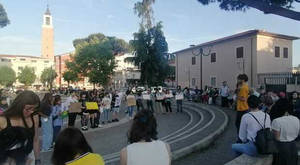 La comunità LGBT+ di Aprilia e Latina in piazza contro le discriminazioni. E si è rischiata anche la rissa