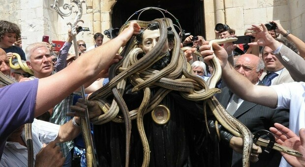 Santo avvolto dai serpenti, torna la processione a Cocullo. Con la mascherina