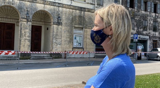 Elena Pavan davanti al teatro Astra: marciapiede messo in sicurezza dopo il crollo