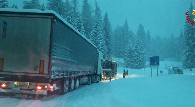 Automobilisti bloccati nella tormenta di neve: i vigili del fuoco ne salvano 6 sui Passi dolomitici