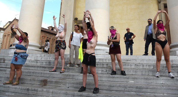 Le donne multate per l'esibizione sulla scalinata del Duomo di Treviso