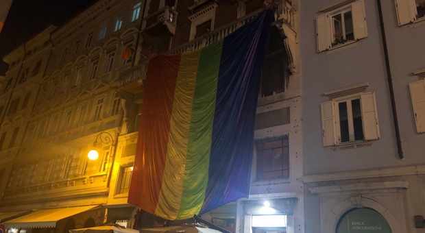L'enorme bandierone arcobaleno esposto a Trieste