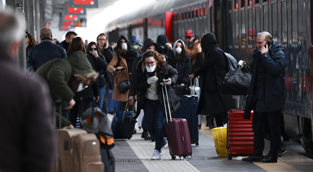 Napoli - Milano, Giuseppina Giuliano: la bidella che attraversa mezza Italia in treno tutti i giorni per andare al lavoro: «Non trovo casa, costa troppo»