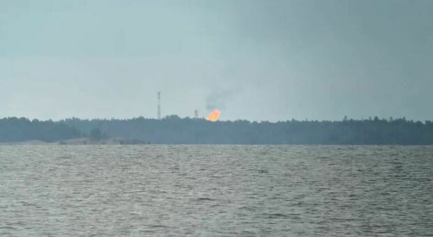 Russia brucia il gas al confine con la Finlandia, Ucraina: «Non sanno più a chi venderlo»
