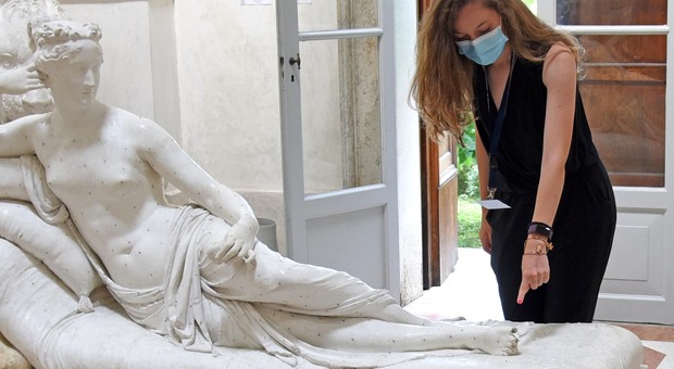 Statua del Canova rotta per un selfie, turista individuato: «Pago i danni»