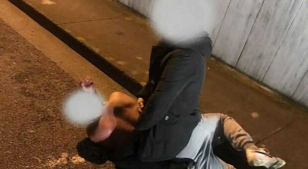 Immobilizza il bandito al bancomat di Porto Sant'Elpidio, la foto diventa virale. «Brava nonna, hai forza e coraggio»