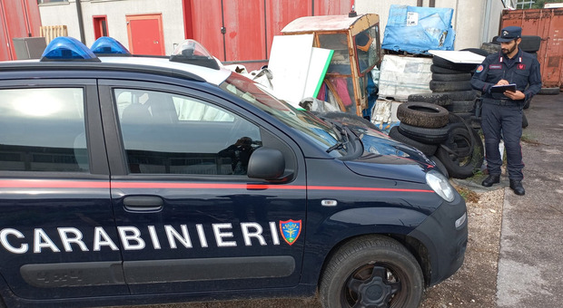 Il sopralluogo dei carabinieri forestali nell'attività nella zona industriale di Rovigo dove avveniva la raccolta e lo stoccaggio dei rifiuti